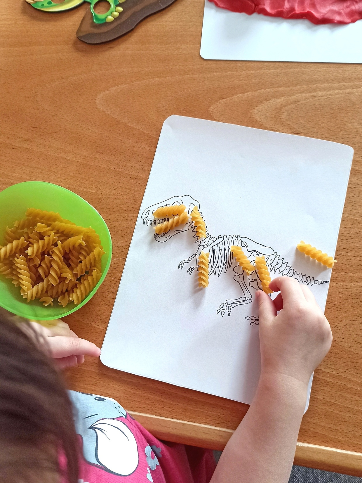 sensory-play-smyslové-hraní-dinosauří kostra-7
